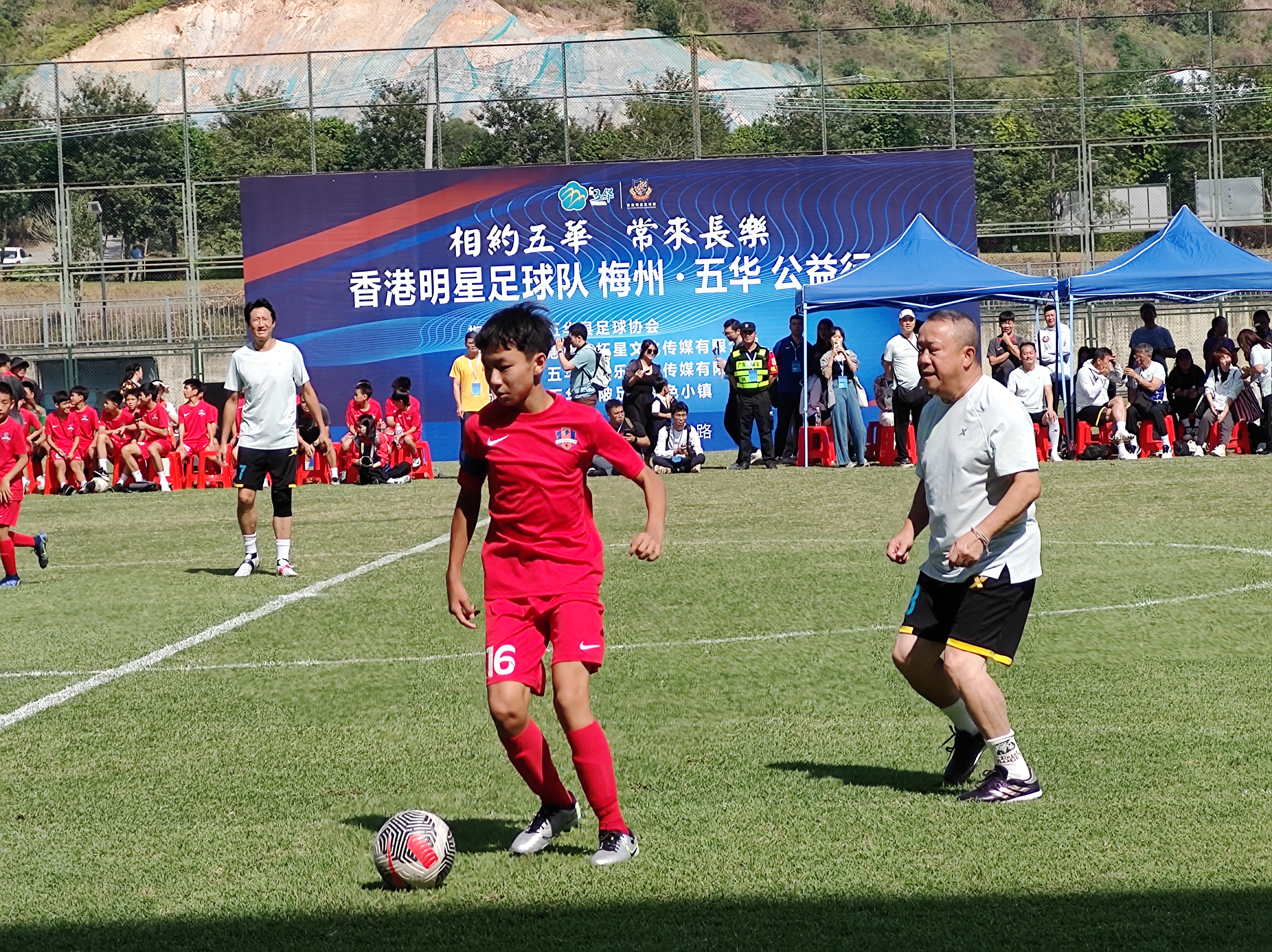 爱游戏体育官网-球队在不同国家之间展开了友谊赛