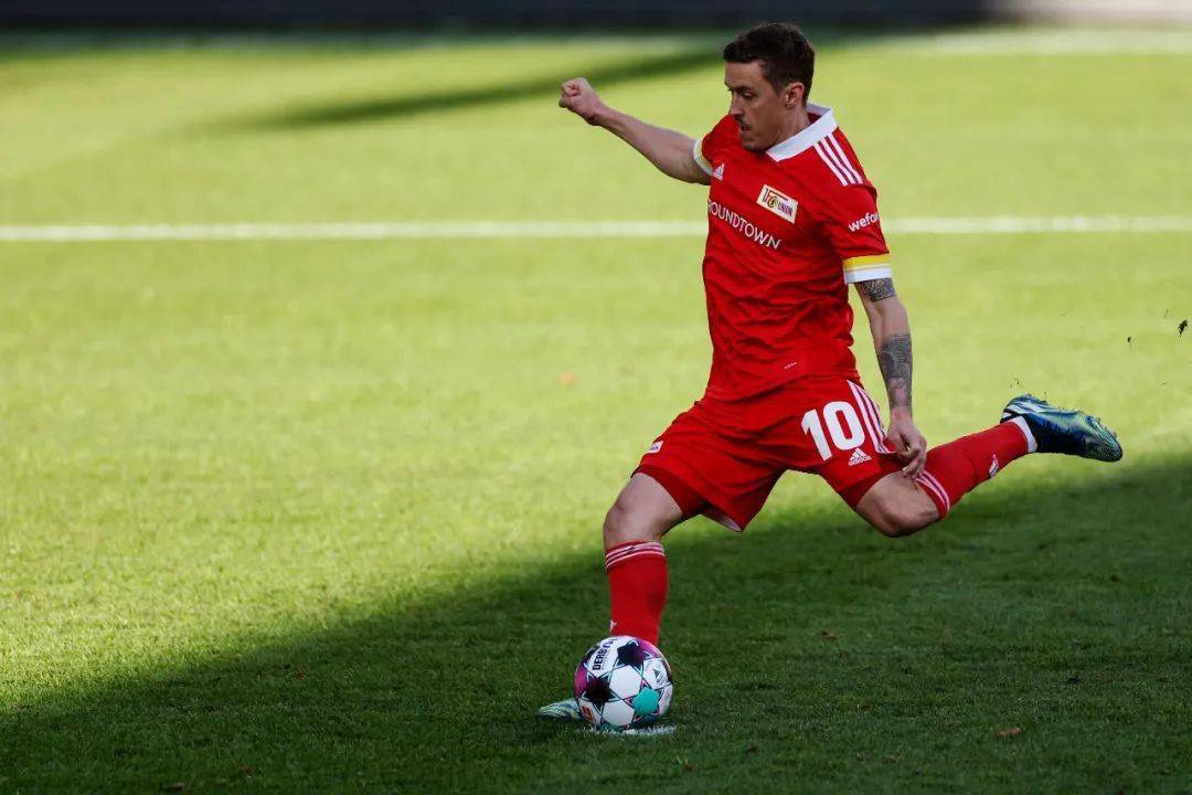 爱游戏在线-沙尔克遭遇主场失利，球队遗憾落败