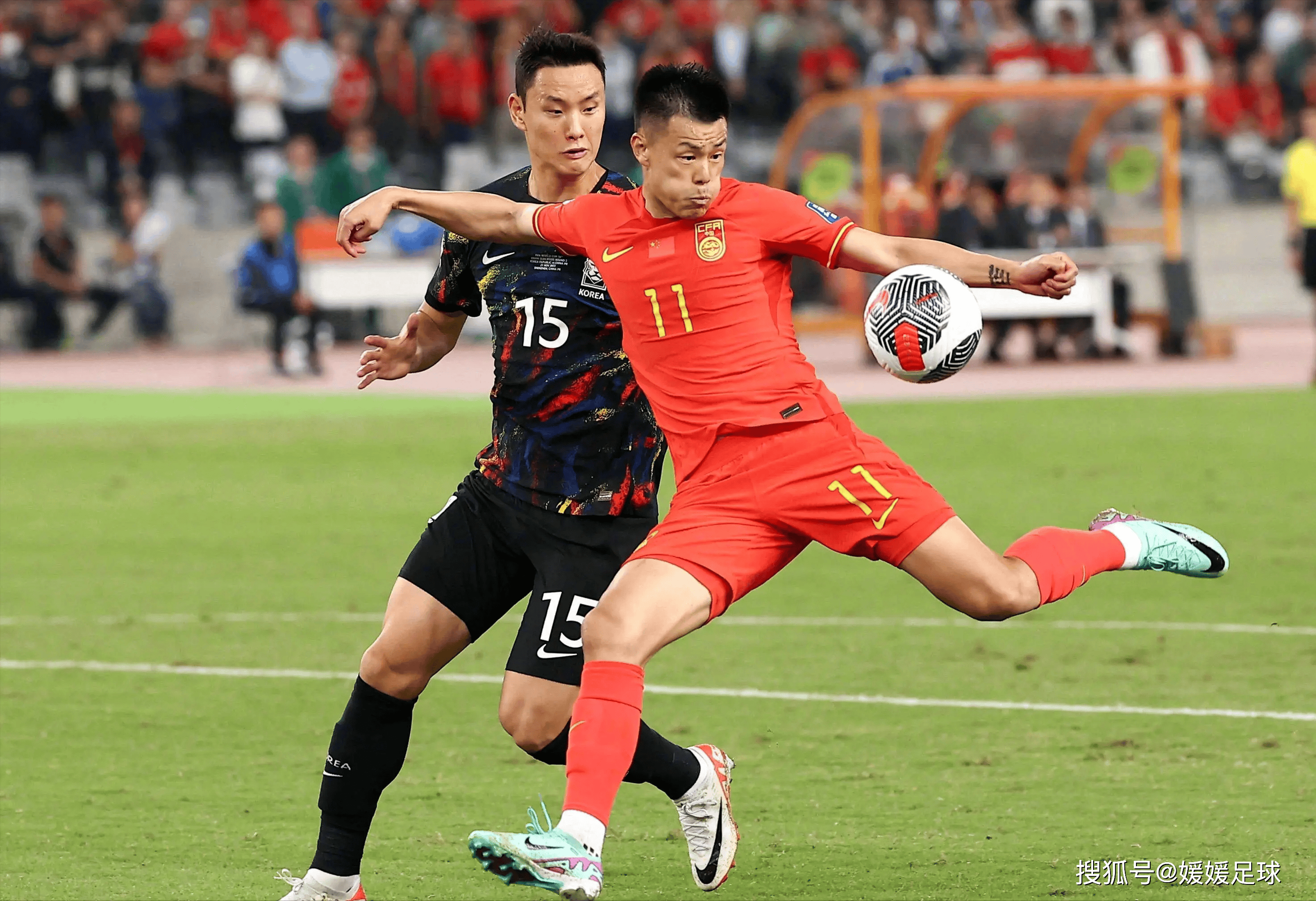 AYX体育赛事-一场精彩的足球比赛吸引了观众的目光