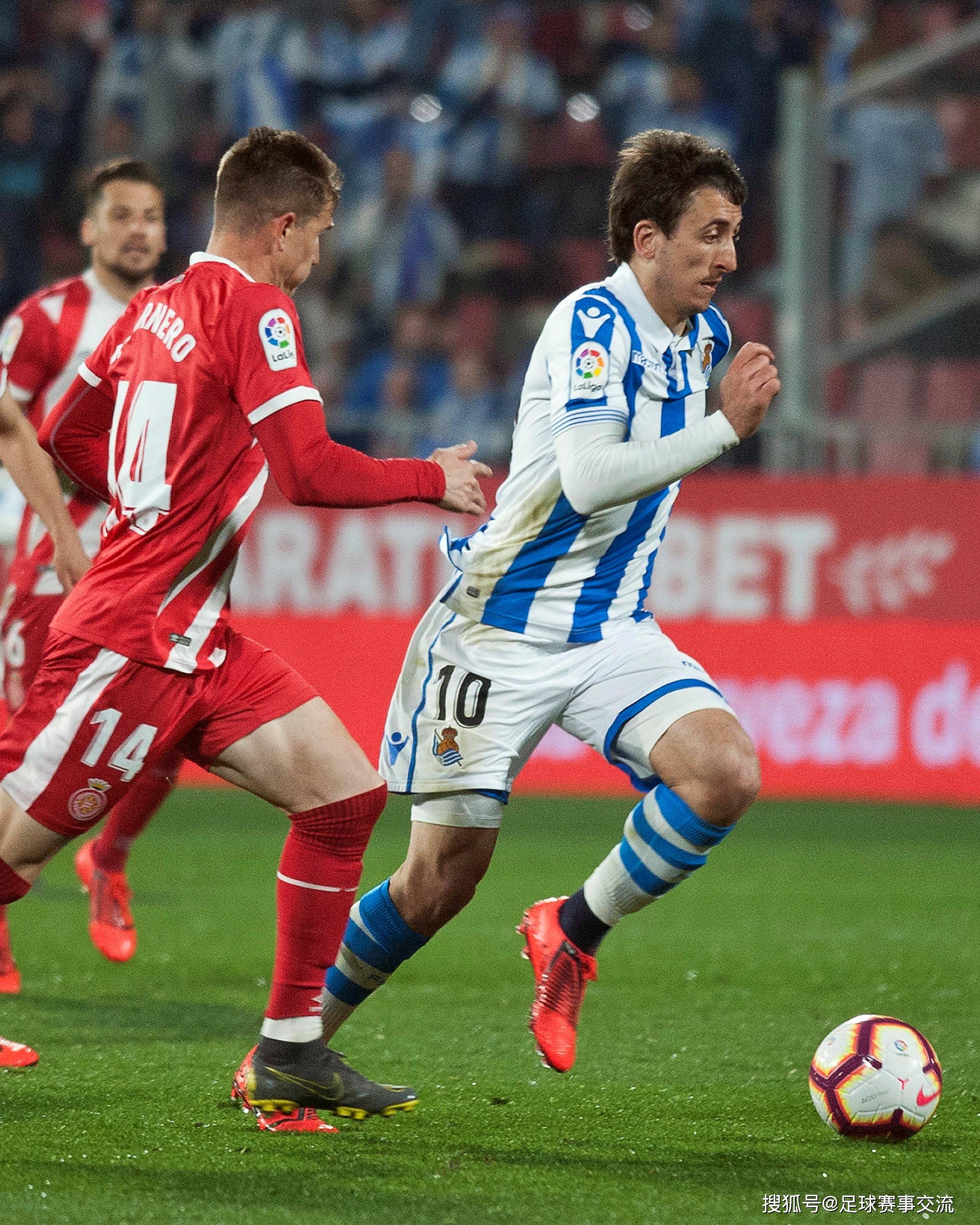 一场精彩的足球比赛吸引了观众的目光 一场精彩的足球比赛吸引了观众的目光