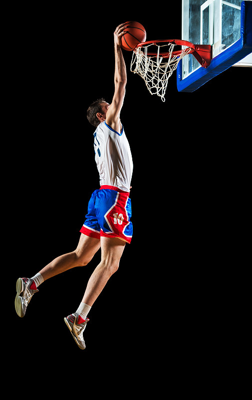 AYX官方直播-抢眼表现！篮球赛场球员扣篮精彩