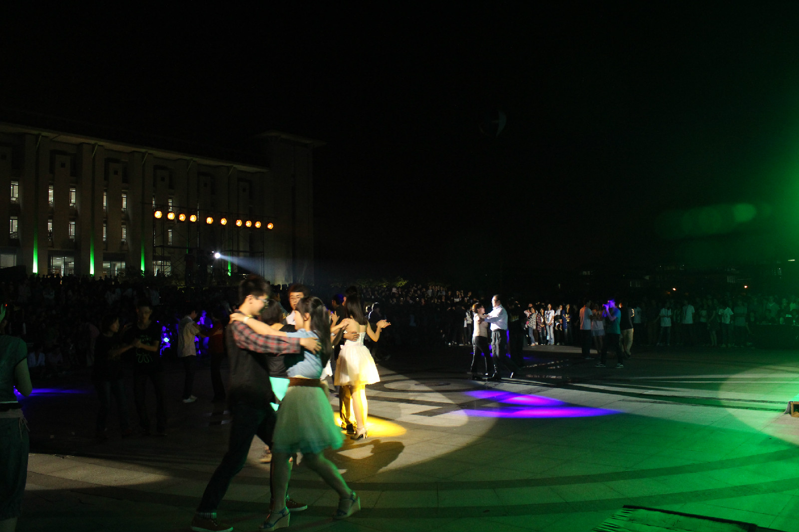 爱游戏下载-激情对决引爆全场，现场氛围极其激烈