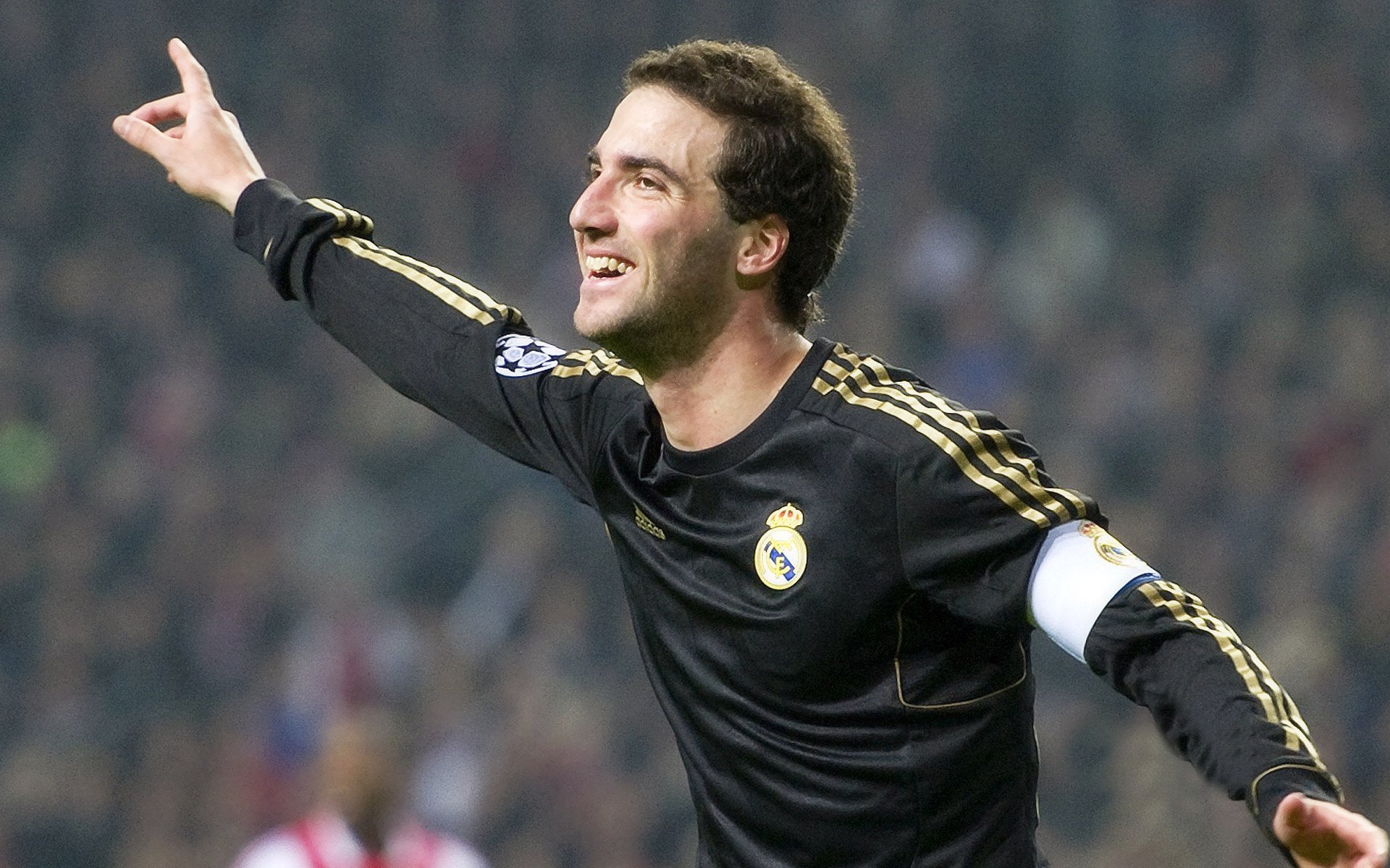 欧冠淘汰赛之夜，杜兰特成为全场焦点，当篮球巨星跨界点燃绿茵激情